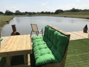 Cabin in beautiful countryside with private lake